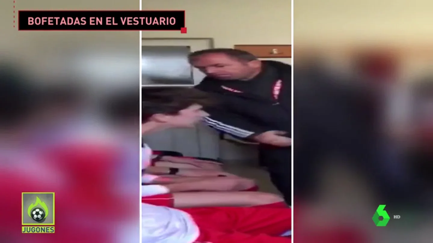Brutal maltrato en Turquía: un entrenador abofetea a cada uno de sus jugadores en el vestuario Brutal maltrato en Turquía: un entrenador abofetea a cada uno de sus jugadores en el vestuario