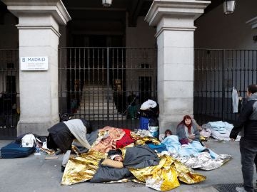 Cerca de un veintena de personas a las puertas del Samur Social de Madrid Cerca de un veintena de personas a las puertas del Samur Social de Madrid