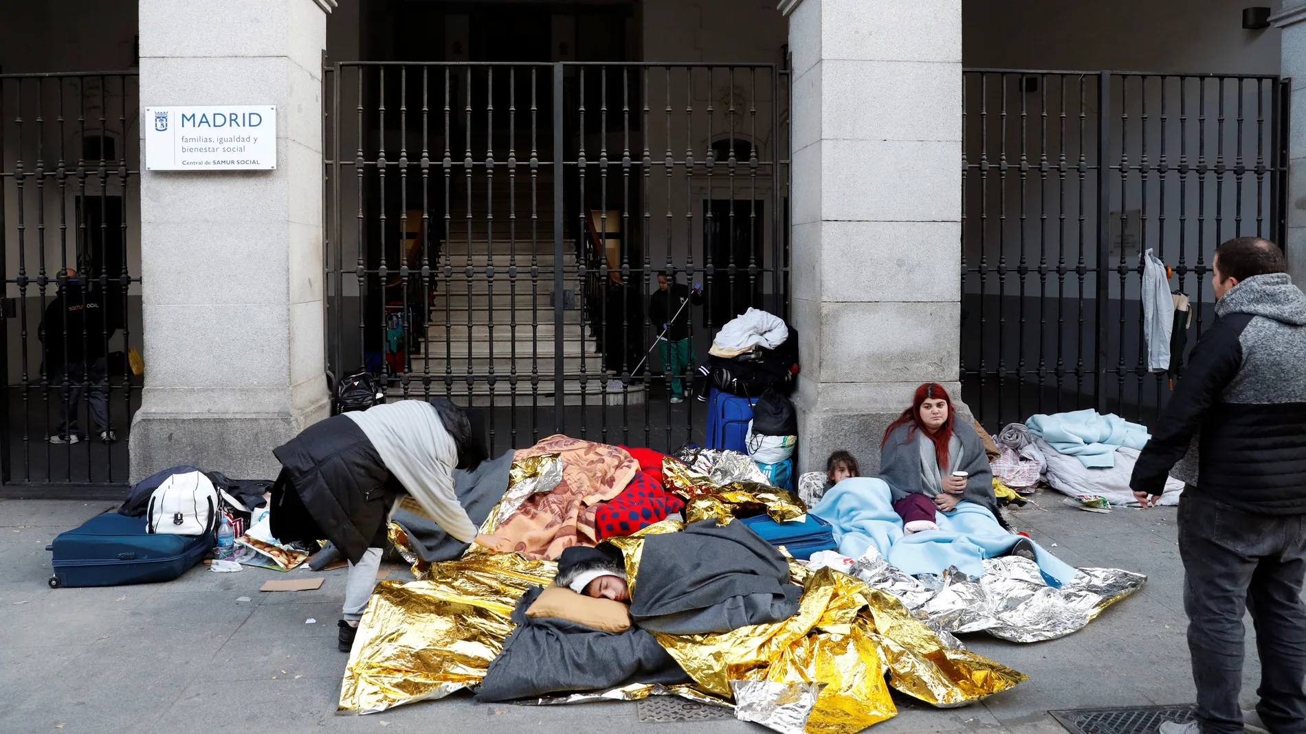 Cerca de un veintena de personas a las puertas del Samur Social de Madrid