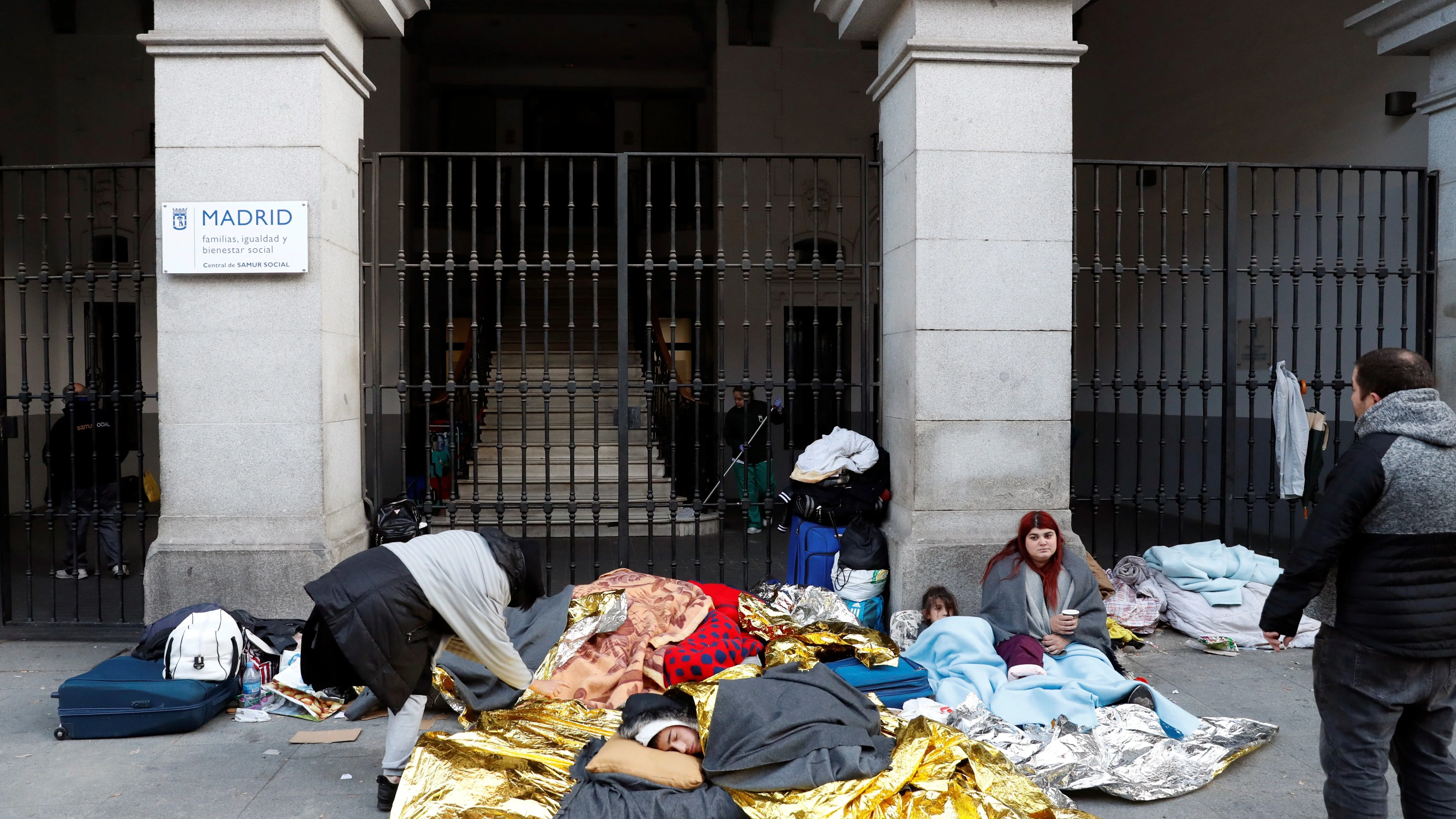 Cerca de un veintena de personas a las puertas del Samur Social de Madrid