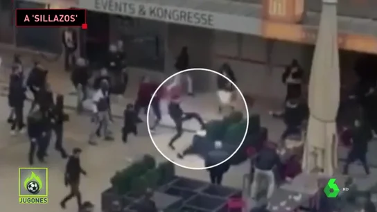 Salvaje pelea entre ultras de Feyenoord y Young Boys: patadas en el suelo, sillazos... Salvaje pelea entre ultras de Feyenoord y Young Boys: patadas en el suelo, sillazos...