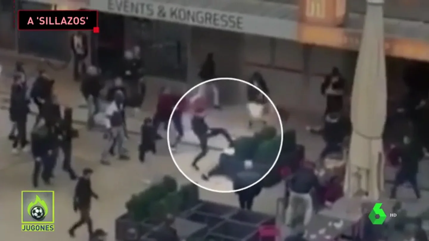 Salvaje pelea entre ultras de Feyenoord y Young Boys: patadas en el suelo, sillazos... Salvaje pelea entre ultras de Feyenoord y Young Boys: patadas en el suelo, sillazos...