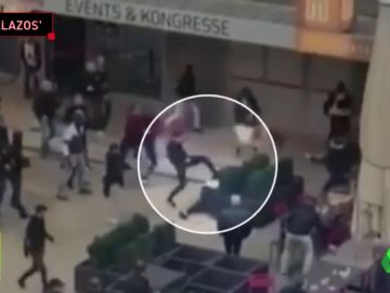 Salvaje pelea entre ultras de Feyenoord y Young Boys: patadas en el suelo, sillazos... Salvaje pelea entre ultras de Feyenoord y Young Boys: patadas en el suelo, sillazos...