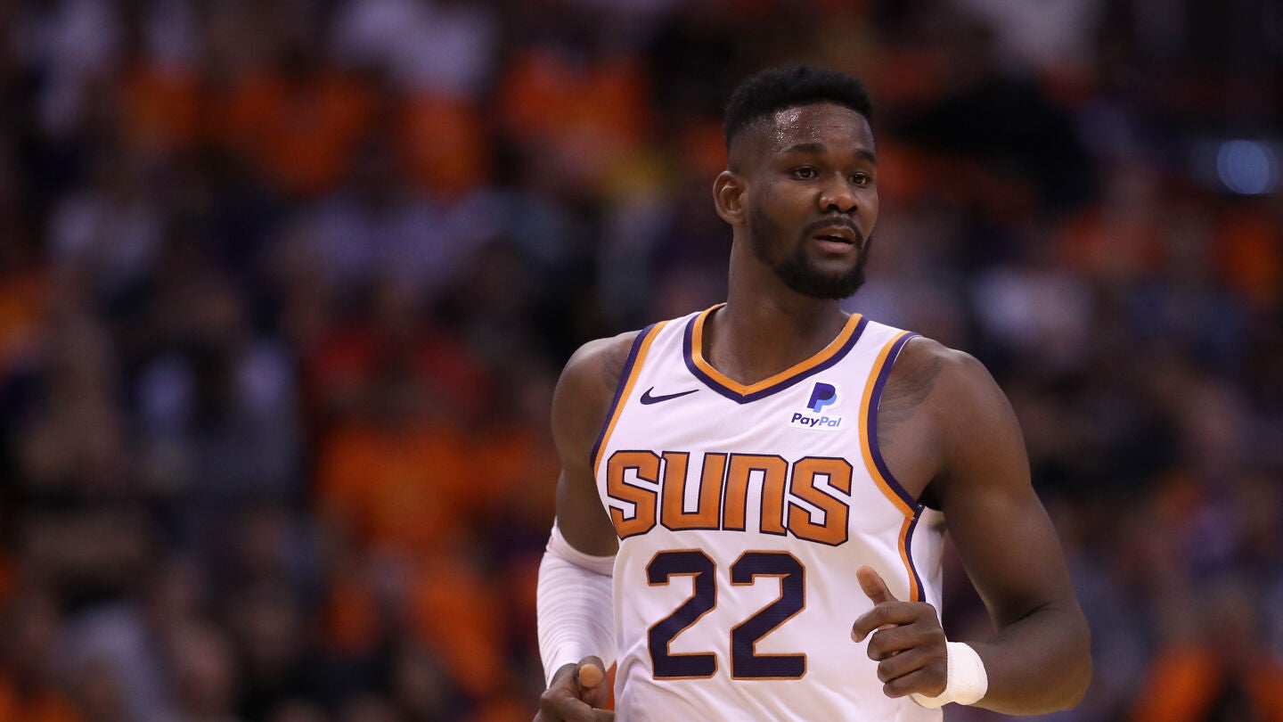 DeAndre Ayton, durante un partido con los Suns