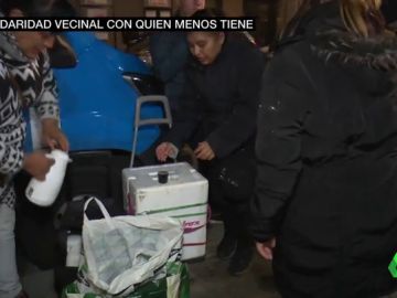 Así ayudan las redes solidarias vecinales a quien menos tiene Así ayudan las redes solidarias vecinales a quien menos tiene