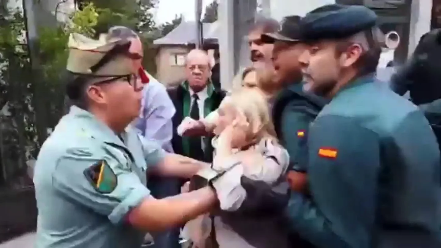 Cuando el 'vengador de Franco' y una señora que quería ir a misa se enfrentaron a la Guardia Civil Cuando el 'vengador de Franco' y una señora que quería ir a misa se enfrentaron a la Guardia Civil