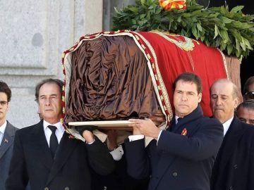 Luis Alfonso de Borbón, portando el féretro de Franco a la salida del Valle de los Caídos Luis Alfonso de Borbón, portando el féretro de Franco a la salida del Valle de los Caídos