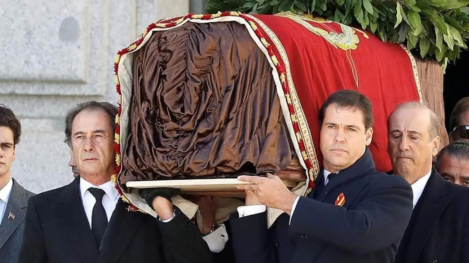 Luis Alfonso de Borbón, portando el féretro de Franco a la salida del Valle de los Caídos