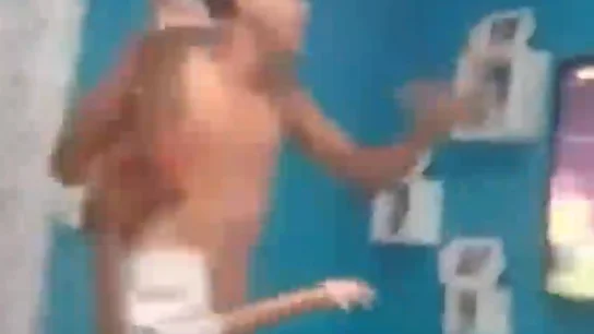 Un padre zarandea a su hijo cogiéndole de la pierna Un padre zarandea a su hijo cogiéndole de la pierna
