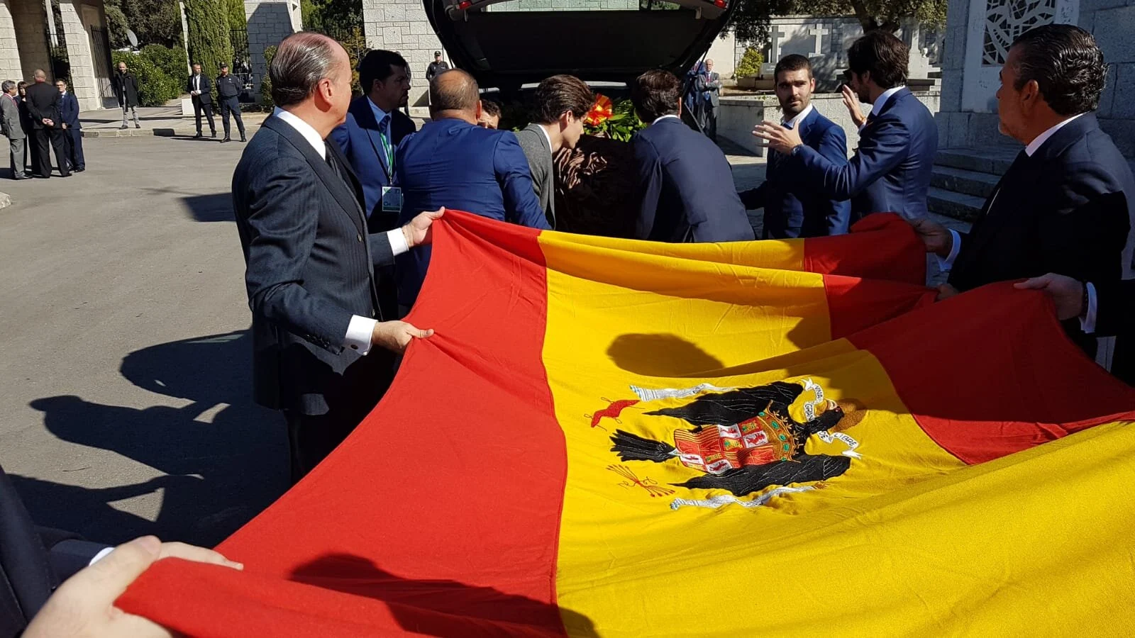 La última imagen de Franco en el cementerio de Mingorrubio antes de ser inhumado