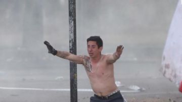 Manifestantes participan en una protesta en Santiago de Chile