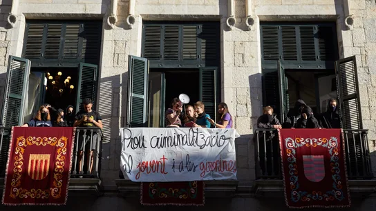 Decenas de jóvenes okupan el Ayuntamiento de Girona por la decisión de cancelar los conciertos y los estands de las fiestas patronales Decenas de jóvenes okupan el Ayuntamiento de Girona por la decisión de cancelar los conciertos y los estands de las fiestas patronales