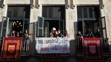 Decenas de jóvenes okupan el Ayuntamiento de Girona por la decisión de cancelar los conciertos y los estands de las fiestas patronales