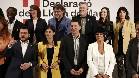Los dirigentes de EH Bidu junto con el vicepresidente del Govern, Pere Aragonès y la dirigente de ERC Los dirigentes de EH Bidu junto con el vicepresidente del Govern, Pere Aragonès y la dirigente de ERC