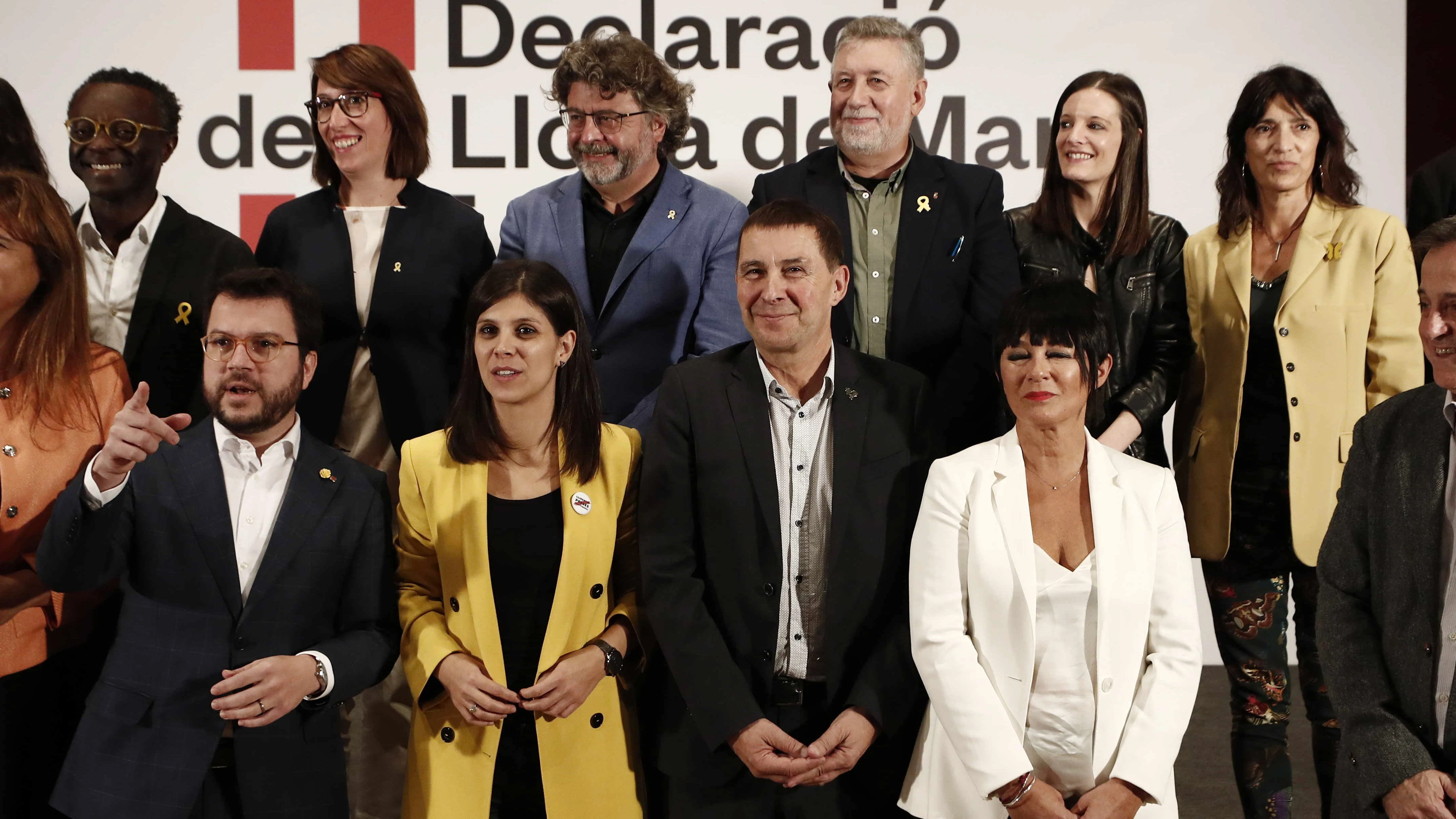 Los dirigentes de EH Bidu junto con el vicepresidente del Govern, Pere Aragonès y la dirigente de ERC