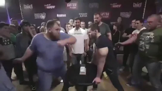 El sobrecogedor KO del rey de las bofetadas al 'Popeye ruso' El sobrecogedor KO del rey de las bofetadas al 'Popeye ruso'