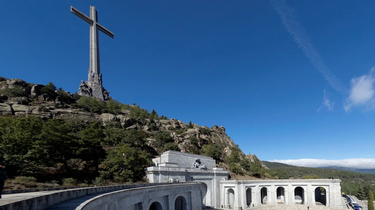 Familiares de Franco portan el féretro con los restos mortales del dictador tras su exhumación Familiares de Franco portan el féretro con los restos mortales del dictador tras su exhumación