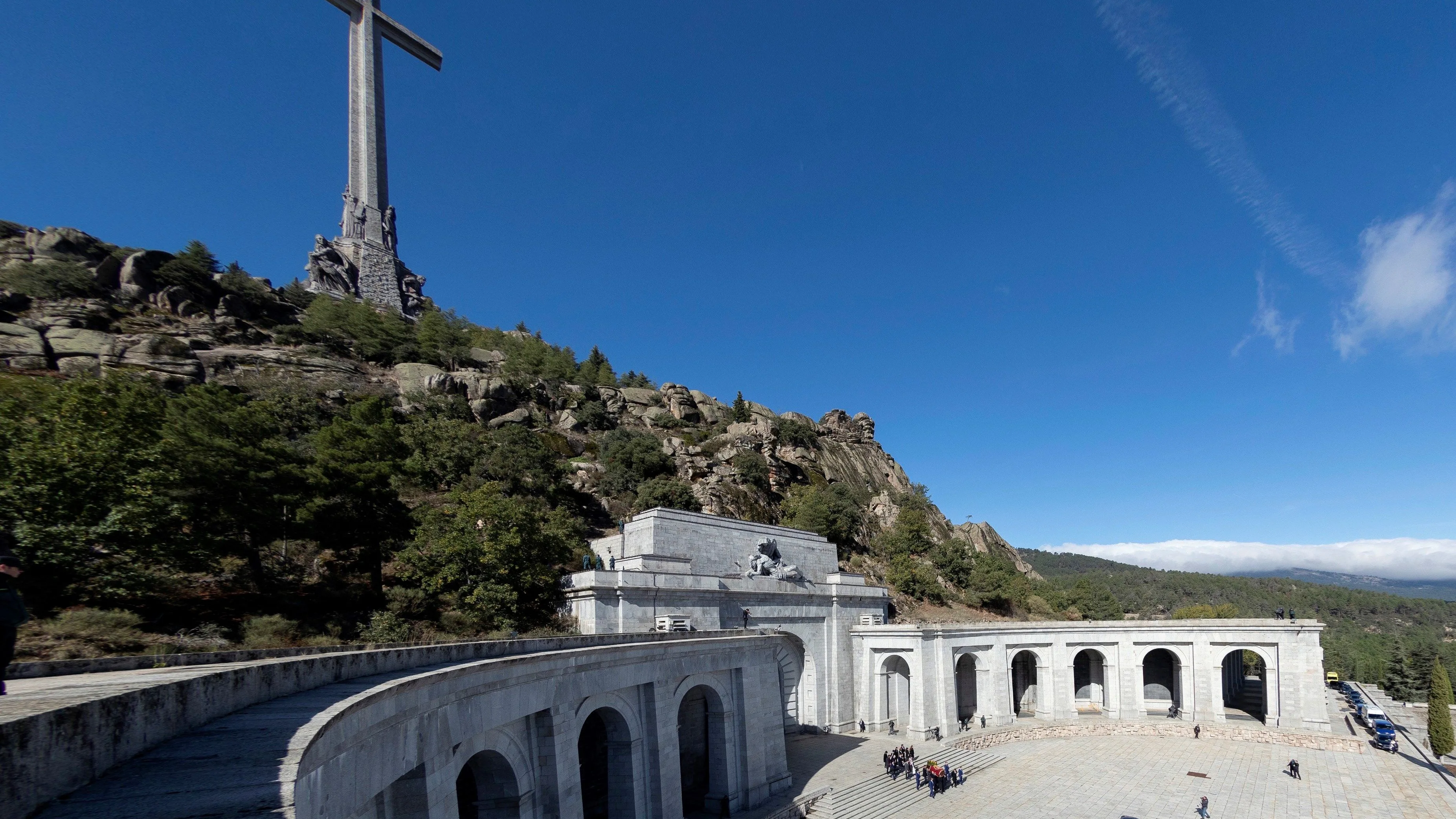 Familiares de Franco portan el féretro con los restos mortales del dictador tras su exhumación