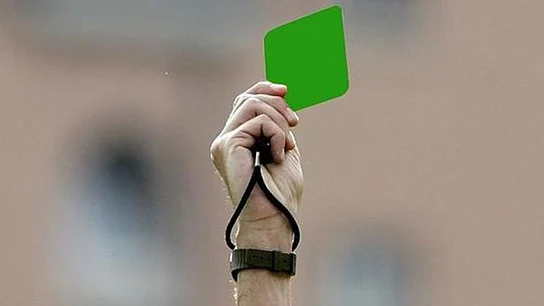 La tarjeta verde llega al fútbol valenciano La tarjeta verde llega al fútbol valenciano