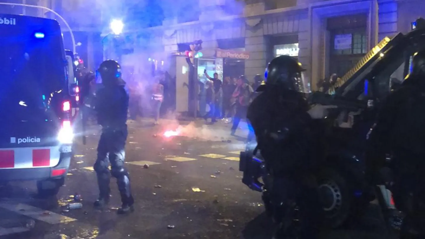 DIRECTO: Vídeo de la manifestación de Barcelona de los CDR para "devolver todas las pelotas de goma" DIRECTO: Vídeo de la manifestación de Barcelona de los CDR para "devolver todas las pelotas de goma"