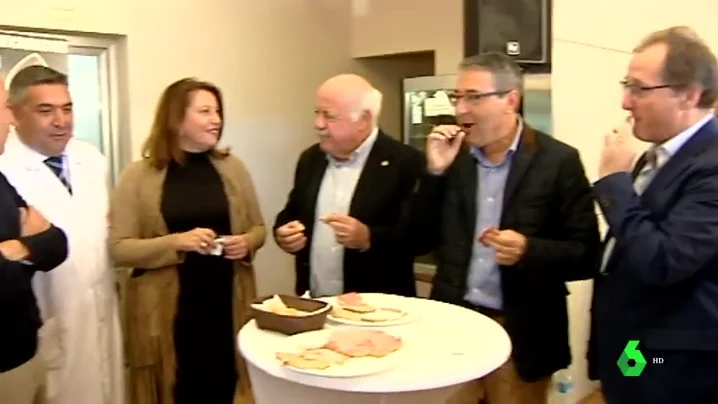 Miembros de la Junta de Andalucía desayunando carne mechada