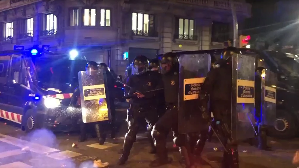 Imagen de los Mossos en las protestas de Barcelona