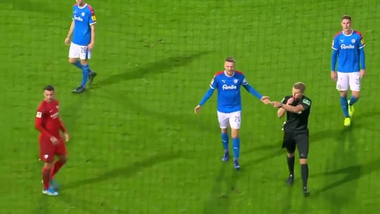 El árbitro pita penalti tras ver el VAR El árbitro pita penalti tras ver el VAR