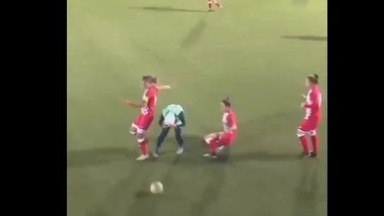 Jugadora pierde su hiyab en pleno partido Jugadora pierde su hiyab en pleno partido