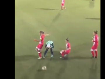 Jugadora pierde su hiyab en pleno partido Jugadora pierde su hiyab en pleno partido