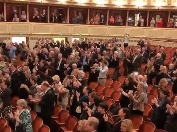 Imagen del público ovacionando a Plácido Domingo en Viena Imagen del público ovacionando a Plácido Domingo en Viena