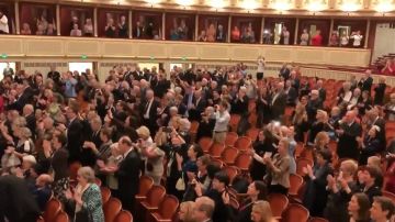 Imagen del público ovacionando a Plácido Domingo en Viena