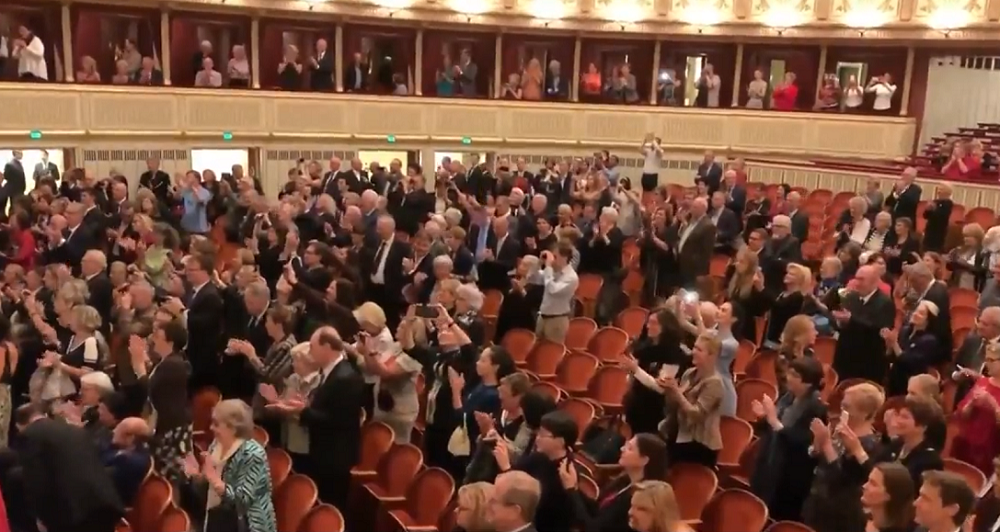 Imagen del público ovacionando a Plácido Domingo en Viena