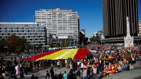 Decenas de personas sostienen la bandera de España de 1.000 metros cuadrados Decenas de personas sostienen la bandera de España de 1.000 metros cuadrados