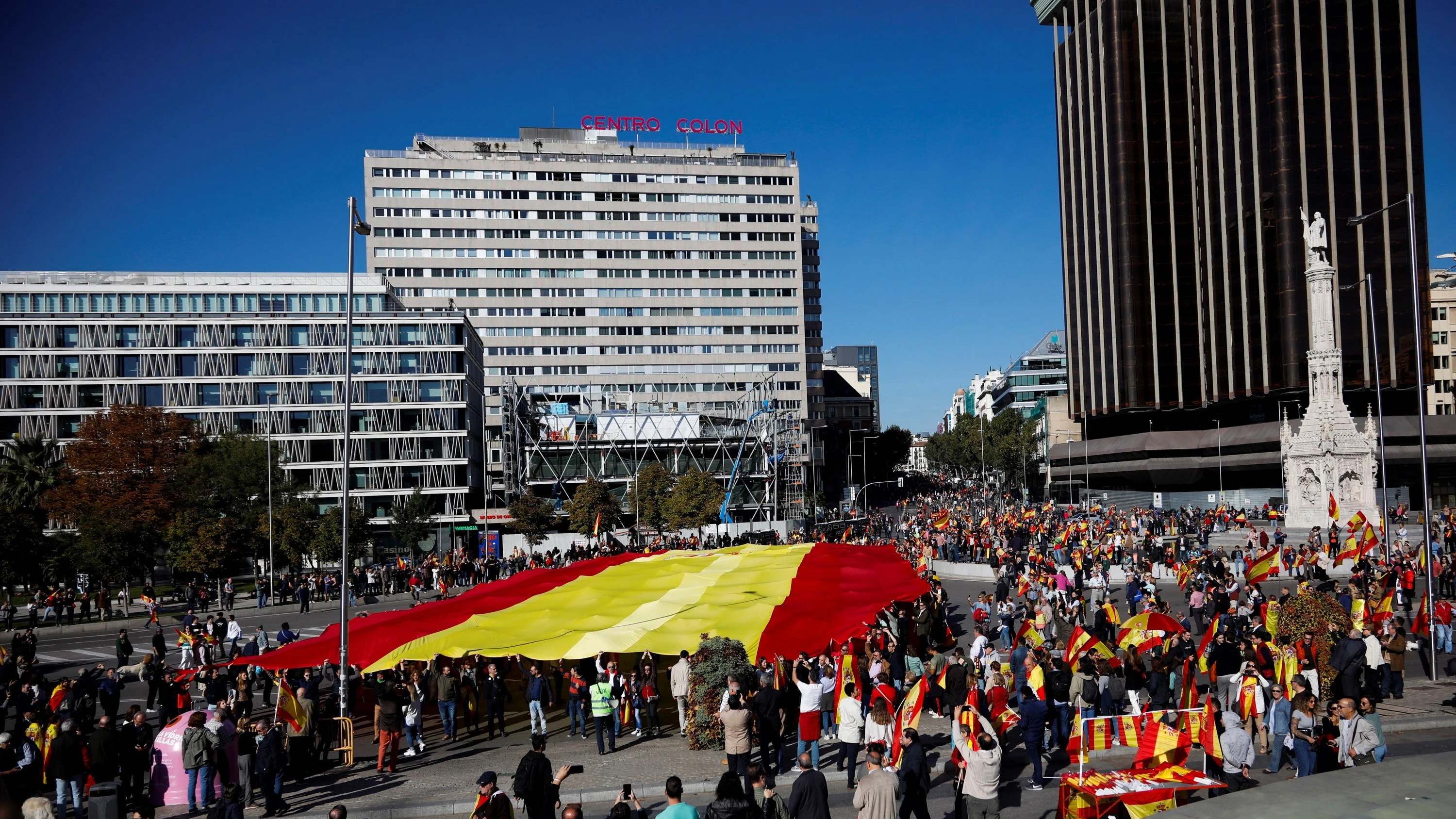 Decenas de personas sostienen la bandera de España de 1.000 metros cuadrados