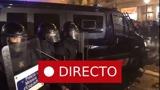 Manifestación de Barcelona de hoy: Un grupo de manifestantes acorrala a los Mossos en Via Laietana EN DIRECTO Manifestación de Barcelona de hoy: Un grupo de manifestantes acorrala a los Mossos en Via Laietana EN DIRECTO