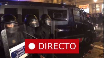 Manifestación de Barcelona de hoy: Un grupo de manifestantes acorrala a los Mossos en Via Laietana EN DIRECTO