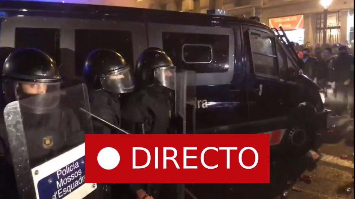 Manifestación de Barcelona de hoy: Un grupo de manifestantes acorrala a los Mossos en Via Laietana EN DIRECTO