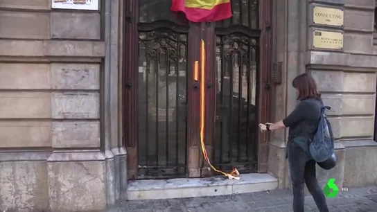 Colocan una bandera española y queman la puerta de la sede de Òmnium en Barcelona Colocan una bandera española y queman la puerta de la sede de Òmnium en Barcelona