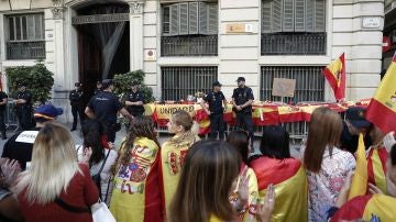 Varios cientos de personas se han concentrado frente a la Jefatura Superior de Policía de Barcelona