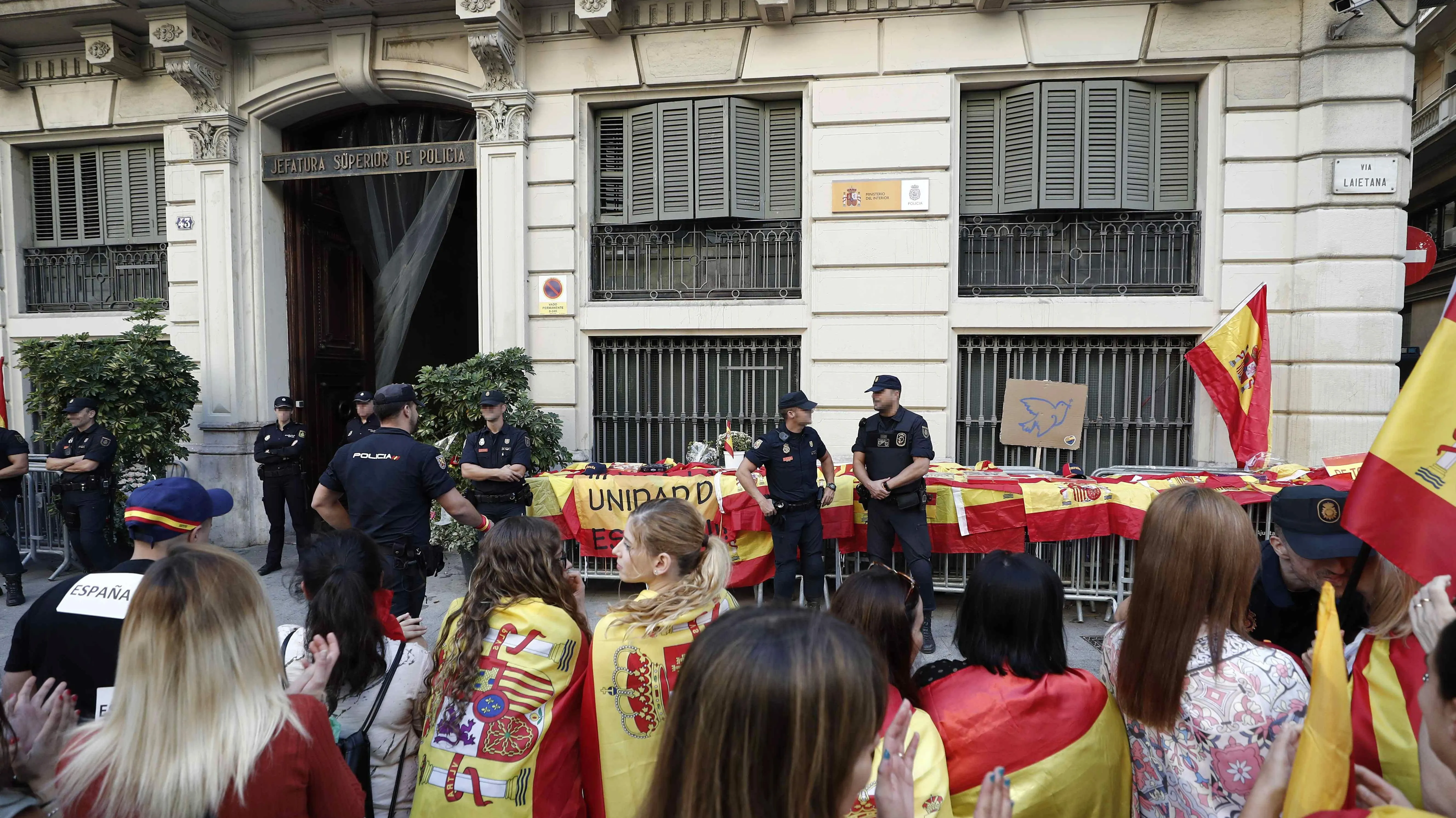 Varios cientos de personas se han concentrado frente a la Jefatura Superior de Policía de Barcelona