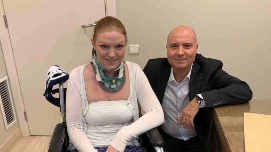 Rachel Pighills con el doctor Gilete en su clínica de Barcelona.