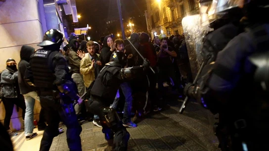 Enfrentamientos entre policías y manifestantes en Barcelona Enfrentamientos entre policías y manifestantes en Barcelona