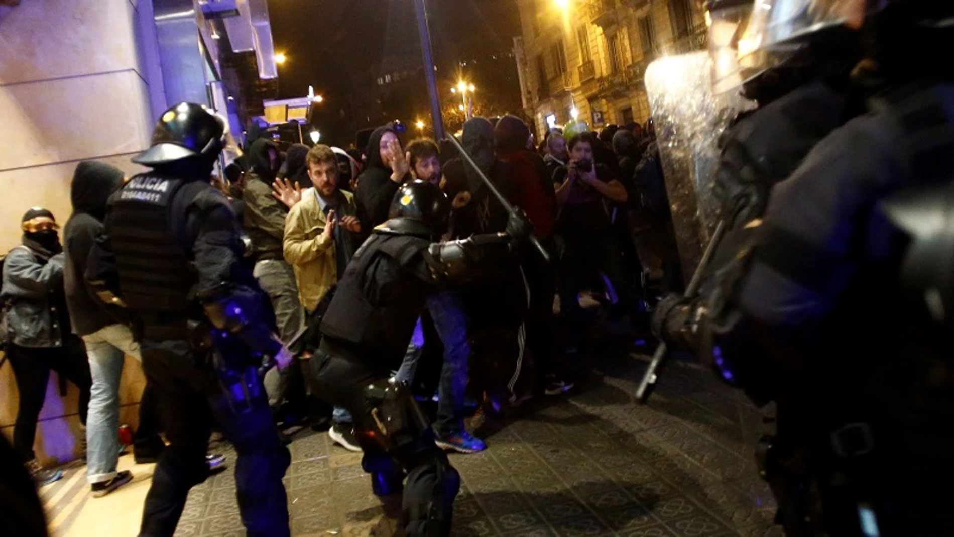 Enfrentamientos entre policías y manifestantes en Barcelona