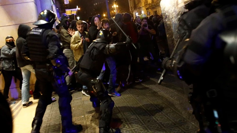 Enfrentamientos entre policías y manifestantes en Barcelona