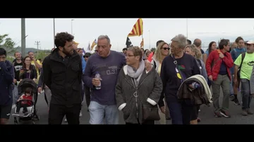 Gonzo habla con varios catalanes en una marcha