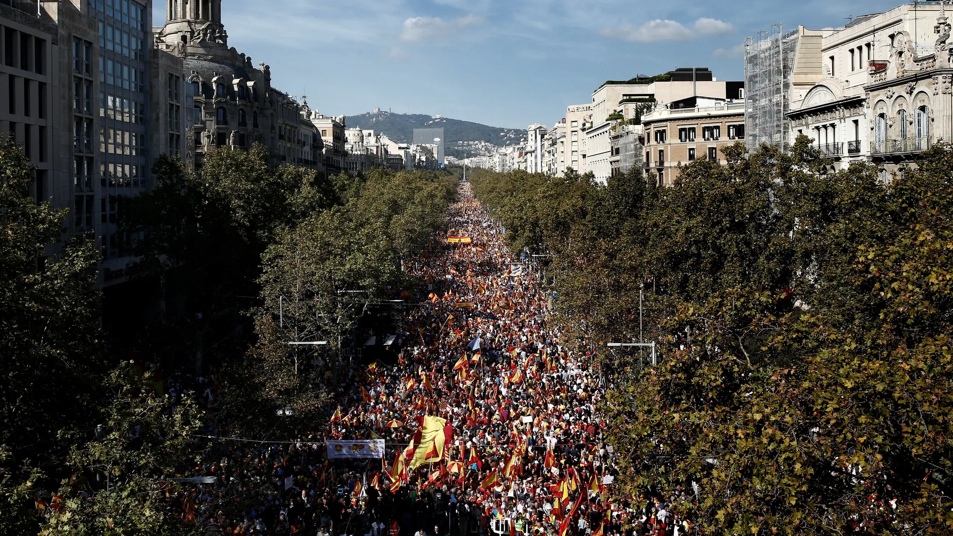Miles de personas se concentran en el centro de Barcelona