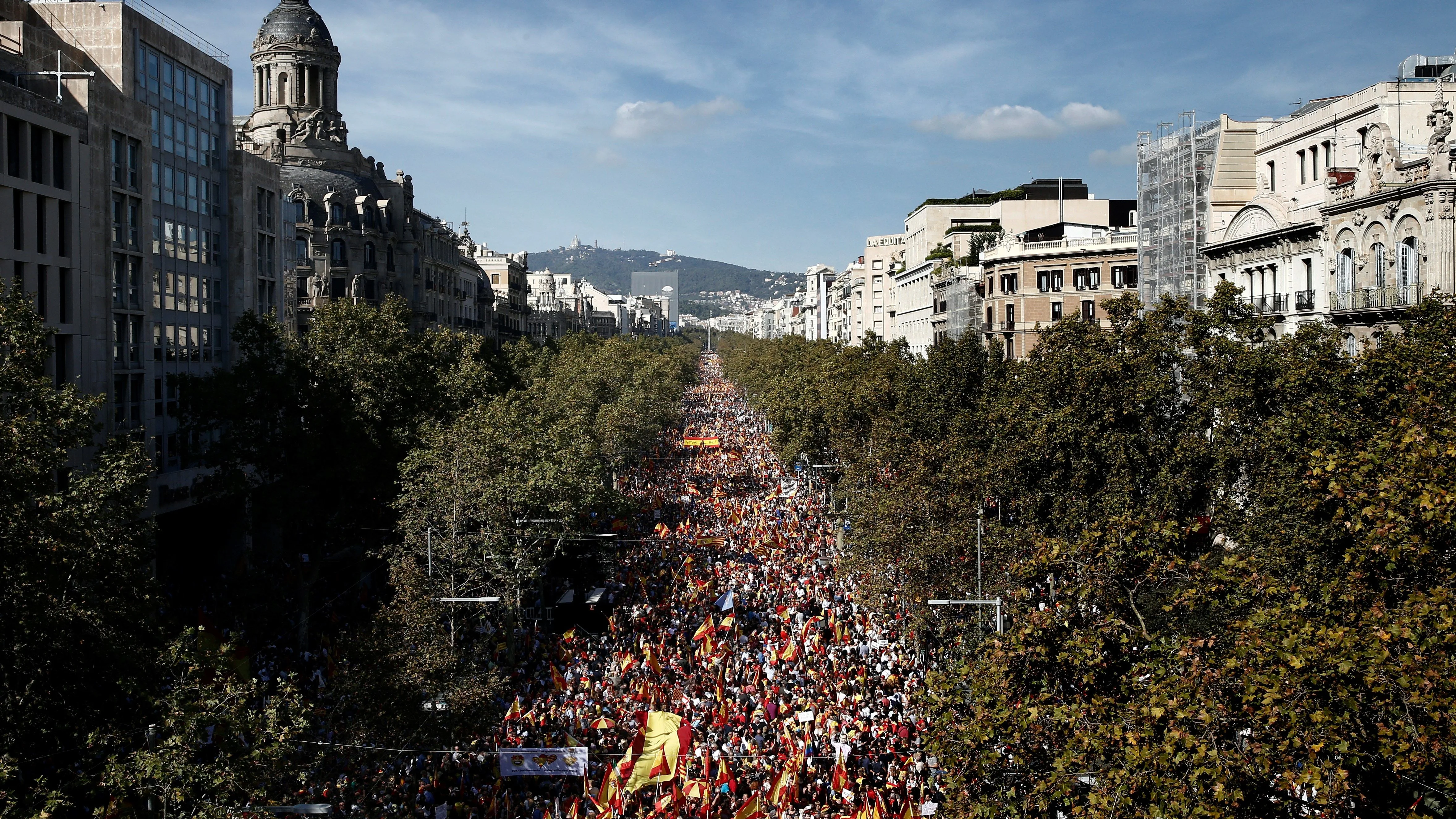 Miles de personas se concentran en el centro de Barcelona