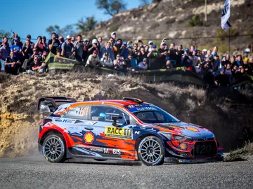Thierry Neuville es líder a falta de cuatro tramos Thierry Neuville es líder a falta de cuatro tramos