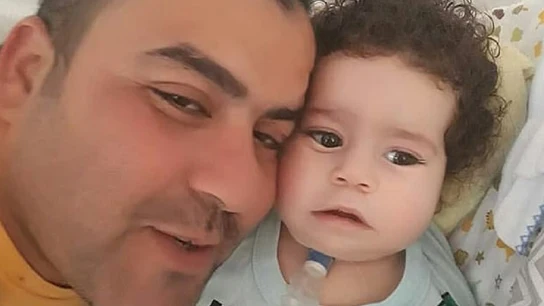 Imagen del niño fallecido después de que el padre se gastara el dinero de su tratamiento Imagen del niño fallecido después de que el padre se gastara el dinero de su tratamiento