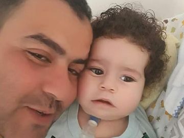 Imagen del niño fallecido después de que el padre se gastara el dinero de su tratamiento Imagen del niño fallecido después de que el padre se gastara el dinero de su tratamiento